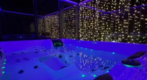 Apartament "Love Island" Jacuzzi SPA z dużą wanną z hydromasażem dla Dwojga - Image 4