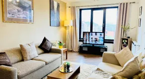 Beautiful & Spacious 2-Bed Flat in City Centre with Free Parking - Image 2