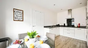 LUX Contractor & Family Haven - Parks x2, Sleeps 9 - Image 2