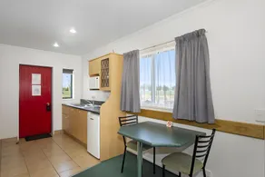 The Lakes Motel - Image 3