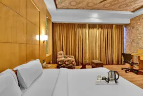 OYO Townhouse 75309 Hotel Royal Cm - Image 2