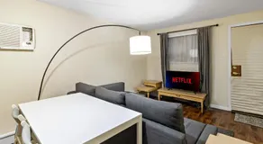 Ground-Floor Forest Park Studio with Parking & Washer Dryer - Image 2