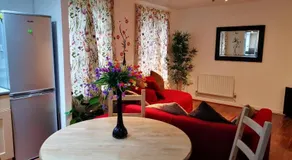 London 2 double bedrooms 2 Bathrooms Holiday Home - Parking SKYSPORTS, NETFLIX - 2 - 3 minutes walk to the Train station - 19min to London Liverpool Street fast Internet GROUND FLOOR 100s of shops restaurants bakeries 24-hour ASDA superstore, Major hospi - Image 3
