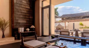 Lingbai Magnolia Trail – Boutique Guesthouse with Private Onsen & Snow Mountain Views in Baisha - Image 5