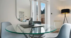 Modern 3 Bed Home with Garden, Free Parking and Wi-Fi - Image 3