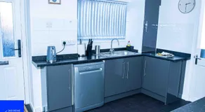 2ndHomeStays-Walsall- A Charming 3-Bed Home with Landscape View - Suitable for Contractors and Families -Large Parking for 3 Vans - Sleeps 7- 7 mins to J10 M6 and 21 mins to Birmingham - Image 4