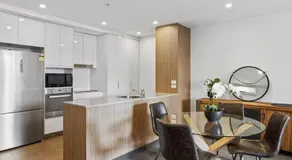 Vibrant 2BD Escape - Exhilarating Location! - Image 4