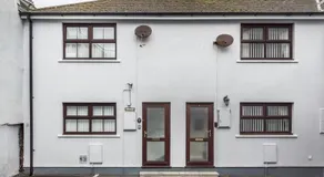 Harry's - 2 Bedroom Holiday Home - Tenby - Image 2
