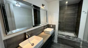 Modern Comfort in DT Montreal - Image 2