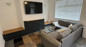 Oldham stays 3 bed house - Image 2