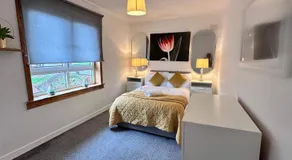 Central 1-Bed Apt Sleeps 4 5 mins to Station - Image 2