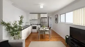 Spacious 4-Bed Retreat in Vibrant Footscray - Image 2
