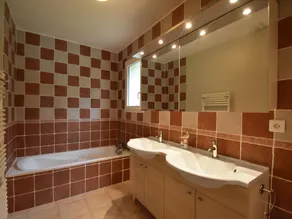 Rummelig villa med pool - Image 2