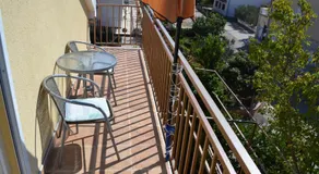 Apartamento vacacional totalmente equipado con barbacoa | Vistas al jardín | Admite perro - Image 2