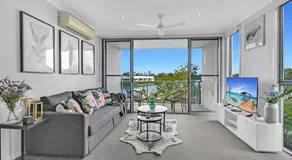 Water View Modern Tri-level Townhouse in Carrara with 2 Parking Spots - Image 2