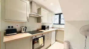 2 Bedroom Duplex's in Huntingdon - Built for Contractors & Professionals - Balcony - WiFi - Fully Equipped Kitchen - Smart TV - Ideal for Work Stays - Long Projects - Image 3