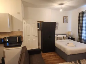 Immaculate 1-bedroom in Greenhithe - Image 4