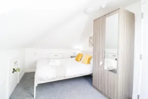 Modern 1-Bed Flat – Perfect Southampton Base - Image 2