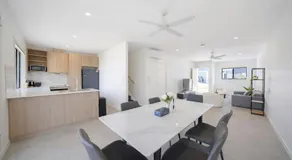 Modern 4BR Townhouse Near Transport and Shops - Image 5
