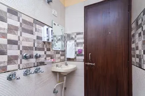 UGF Cozy Flats Bnb 2 BHK Flat,Near Airport Delhi - Image 2