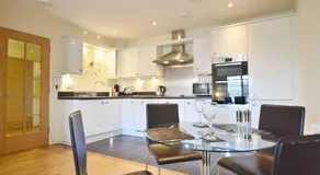 Travaal - 2 Bed Serviced Apartment Farnborough - Image 3