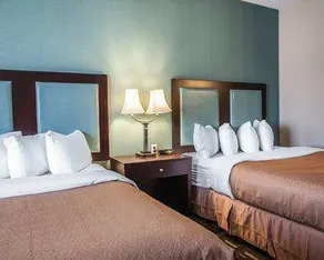 Econo Lodge - Image 3