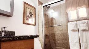 Central Upscale New Kingston Apt with pool - Image 2