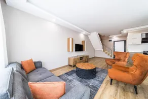 Central & Modern Apartment with Shared Pool - Image 2