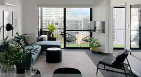 Stylish Executive City Pad w Parking and Pool - Image 2