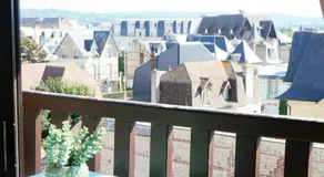Duplex de charme avec balcon en plein centre de Deauville - Image 4