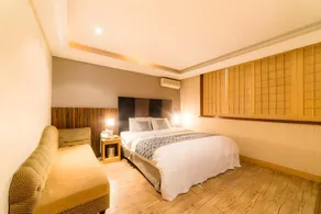 Hotel Lux - Image 4