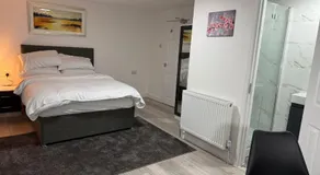 Cosy Six Bedroom House in Bedford Town - Image 2