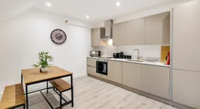 Modern 1 Bedroom Apartment Town Centre Camberley - Image 3