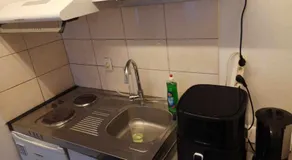 2 værelser m minikøkken brusekabine og toilet 4 prs - Image 3