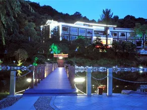 Lake Home Hotel - Image 3