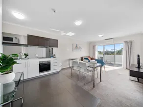 Bright 1-Bed Apartment with Balcony - Image 2