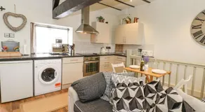 In & Out Cottage - Image 3