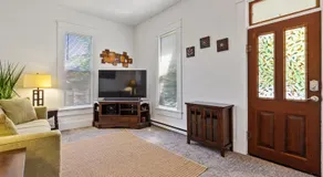 White Lotus - Minutes to Downtown home - Image 2