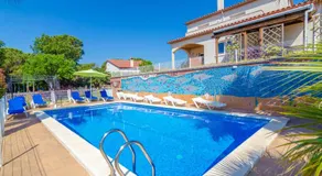 Villa mit Grill, privatem Pool und Garten - Image 3