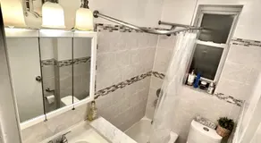 Bedroom 10 mins to Times Square! and is first floor - Image 2
