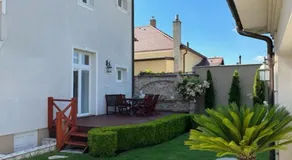 Villa Garden - Image 5