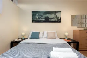 QUEENSLAND HOUSE - DELUXE GUEST ROOM - Image 3