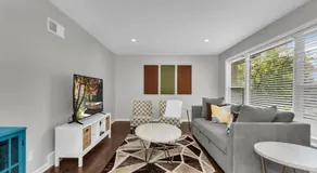 Prime Location, Cozy & Spacious home in Schaumburg - Image 2