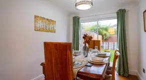 Award Winning Beautiful House in South Cambridge, 14-Min Drive to the City Centre, Free Parking, No Sofabeds, Sleeps 6 - Image 5