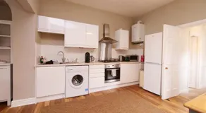 Fifth Quarter Apartment with Free Parking - Image 4