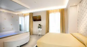 White Suite & Apartments - Image 2
