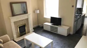 Manchester Lounge 4/BR house Stockport Airport - Image 2