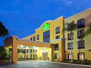 Comfort Inn & Suites Tampa North I-75 - Image 3