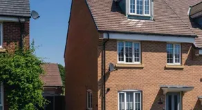 Comfortable 3 Bedroom Home w Garden and Parking - Image 4