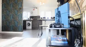 2BDR House 4 Beds & Sofa with 3 TVs Netflix PS4 Free Parking Near MCR AO Arena - Image 4